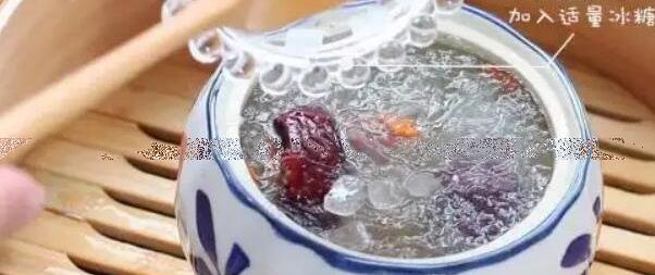 燕窝的正确做法:燕窝怎么炖最好(小火慢炖半个小时)